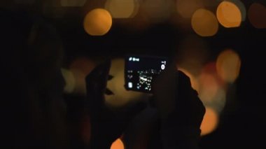 Bir cep telefonu kullanarak kadın çekim su fenerler.