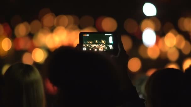 Femme Tir lanternes d'eau à l'aide d'un téléphone mobile . — Video