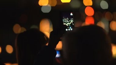 Kadın çekim su fener ile hareket eden telefon.