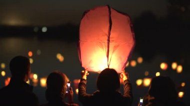 Bir el feneri hava tutan bir kız ve gökyüzüne bültenleri.