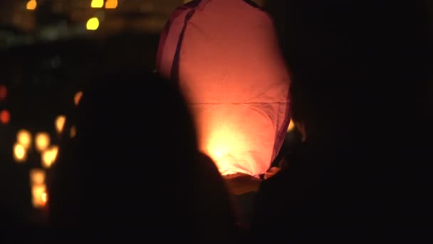 Courir la lanterne dans le ciel. Romantique. Lampe de poche à air rouge . — Video