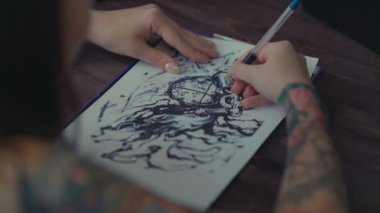 Ana dövme kalemle kağıt izleme desen aktarıyorum.