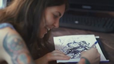 Ana dövme kalemle kağıt izleme desen aktarıyorum.
