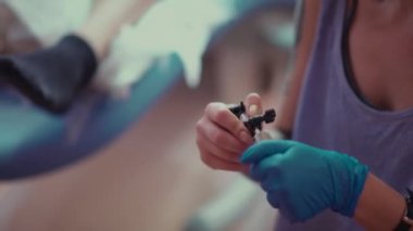 Dövmeler için bir lateks eldiven toplama makineleri dövmemaster