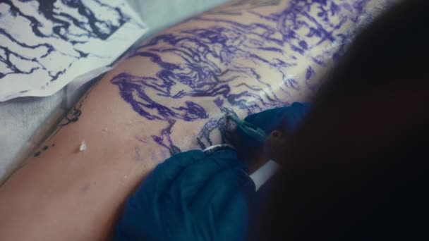 Μηχανή τατουάζ στα χέρια του αφέντη. Τατουάζ — Αρχείο Βίντεο