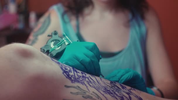 Tatuaggio master in guanti sterili medici che modellano un tatuaggio — Video Stock