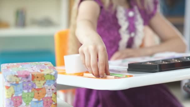 La petite fille prend un crayon de couleur du stand. Bureau intelligent . — Video