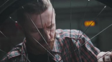 Yakışıklı sakallı usta hippi, bisiklet uzmanı, tamirci.