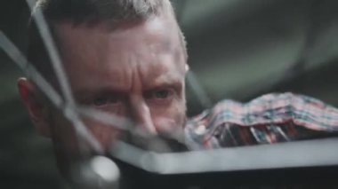 Bisiklet tamiri. Usta bisiklet kamerasını, lastiği tamir eder.