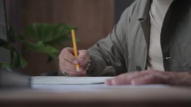 Kalem, proje geliştirme ve fikir oluşturma ile yazar