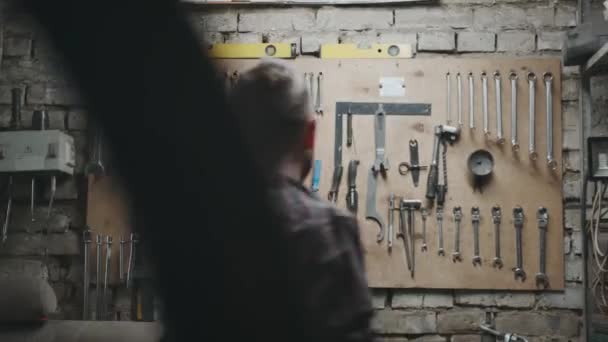 Atmosfärisk verkstad: panel med verktyg, skruvmejslar, skiftnycklar. — Stockvideo