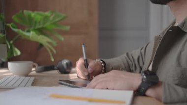 Çizim tableti olan bir bilgisayarda çalışan grafik tasarımcısı