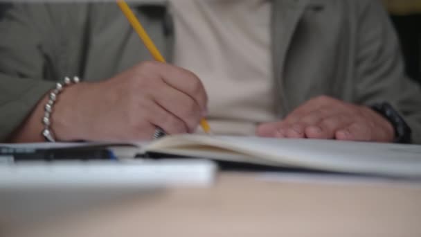 Αρσενικό χέρι με μολύβι · σχεδιάζει ένα προσχέδιο, κάνοντας διορθώσεις — Αρχείο Βίντεο