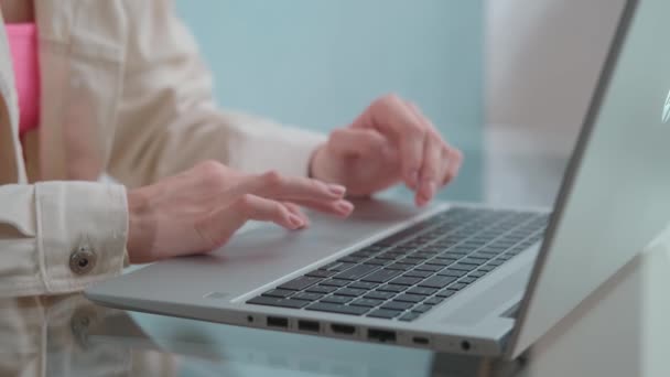 Femeie colegiu student defilare feed on-line la locul de muncă . — Videoclip de stoc
