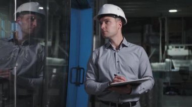 Fabrika yöneticisi imalat teftişinde..