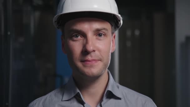 Porträt eines Geschäftsmannes in der Fabrik, professioneller Top-Manager mit Helm, der direkt in die Kamera blickt. — Stockvideo