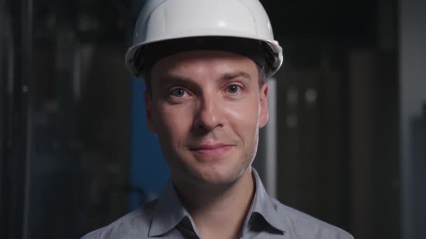 Менеджер завода в промышленной среде улыбается, увеличивая масштаб — стоковое видео