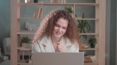 Çevrimiçi eğitim: güzel bir kadın bir webinar ya da kurs yönetiyor