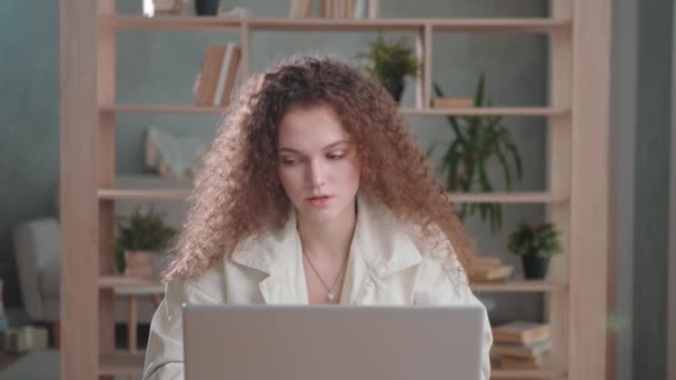 Молода дівчина навчається на онлайн-вебінарі, виступає на веб-камеру — стокове відео