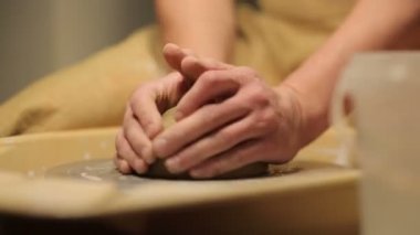 Potter özel araçları kil kolları. Usta güveç. Stüdyodaki yaratıcı süreç. Bükülmüş çömlekçi tekerleği. İnsan bir sanat eseri yaratır. Güzellik yaratma yeteneği. Usta kil yoğurun. 
