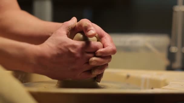 Potter specialverktyg hanterar lera. Master lerkruka. Den kreativa processen i studion. Twisted Potter ' s Wheel. Man skapar ett konstverk. Förmågan att skapa skönhet. Befälhavaren knäböjer leran. — Stockvideo