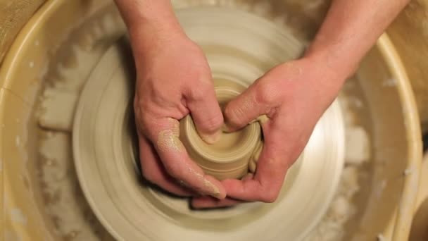 Potter special tools handles clay. Master crock. The creative process in the studio. Twisted potter's wheel. Man creates a work of art. The ability to create beauty. Master kneads the clay. — Stock Video