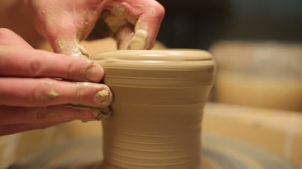 Potter specialverktyg hanterar lera. Master lerkruka. Den kreativa processen i studion. Twisted Potter ' s Wheel. Man skapar ett konstverk. Förmågan att skapa skönhet. Befälhavaren knäböjer leran. — Stockvideo