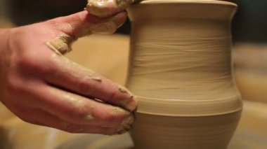 Potter özel araçları kil kolları. Usta güveç. Stüdyodaki yaratıcı süreç. Bükülmüş çömlekçi tekerleği. İnsan bir sanat eseri yaratır. Güzellik yaratma yeteneği. Usta kil yoğurun. 