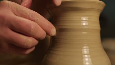 Potter özel araçları kil kolları. Usta güveç. Stüdyodaki yaratıcı süreç. Bükülmüş çömlekçi tekerleği. İnsan bir sanat eseri yaratır. Güzellik yaratma yeteneği. Usta kil yoğurun. 