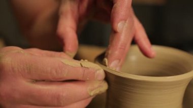 Potter özel araçları kil kolları. Usta güveç. Stüdyodaki yaratıcı süreç. Bükülmüş çömlekçi tekerleği. İnsan bir sanat eseri yaratır. Güzellik yaratma yeteneği. Usta kil yoğurun. 