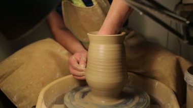 Potter özel araçları kil kolları. Usta güveç. Stüdyodaki yaratıcı süreç. Bükülmüş çömlekçi tekerleği. İnsan bir sanat eseri yaratır. Güzellik yaratma yeteneği. Usta kil yoğurun. 