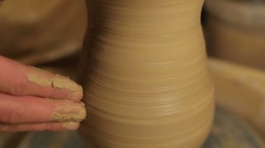 Potter özel araçları kil kolları. Usta güveç. Stüdyodaki yaratıcı süreç. Bükülmüş çömlekçi tekerleği. İnsan bir sanat eseri yaratır. Güzellik yaratma yeteneği. Usta kil yoğurun. 