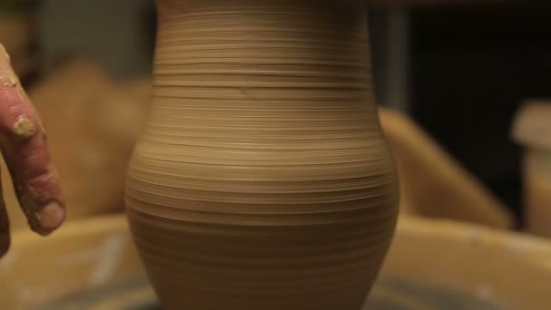 Potter special tools handles clay. Master crock. The creative process in the studio. Twisted potter's wheel. Man creates a work of art. The ability to create beauty. Master kneads the clay. — Stock Video