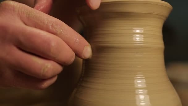 Potter special tools handles clay. Master crock. The creative process in the studio. Twisted potter's wheel. Man creates a work of art. The ability to create beauty. Master kneads the clay. — Stock Video