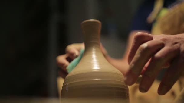 Mani di un vasaio, creando un vaso di terra sul cerchio — Video Stock