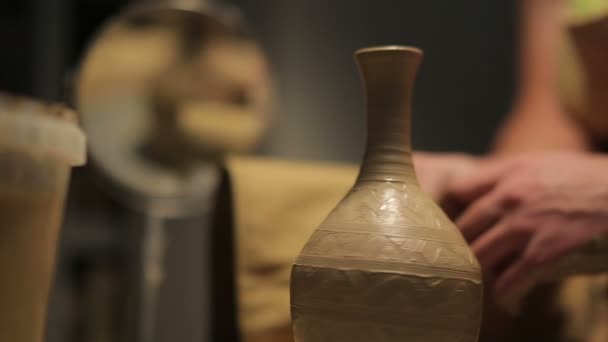 Mani di un vasaio, creando un vaso di terra sul cerchio — Video Stock