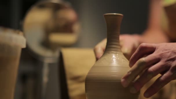 Mani di un vasaio, creando un vaso di terra sul cerchio — Video Stock