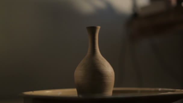 Руки гончаря, створюючи глиняну банку на колі — стокове відео