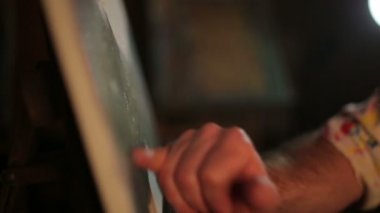 Sanatçı bir resim çizer.