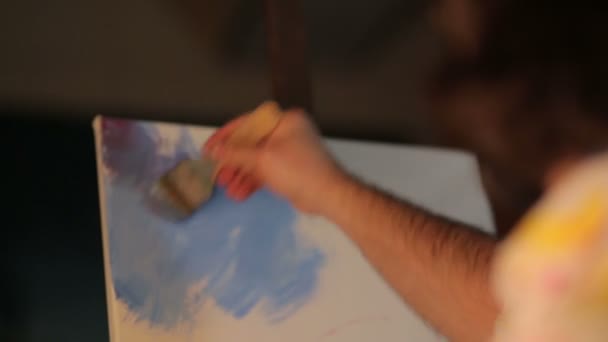 L'artista dipinge un quadro — Video Stock