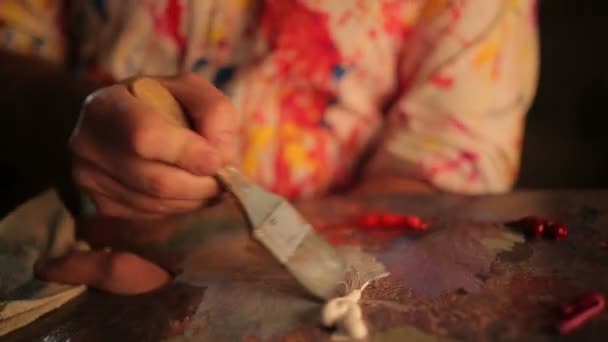 L'artiste peint un tableau 