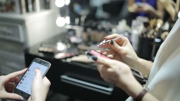 Maquillage dans un salon de coiffure — Video