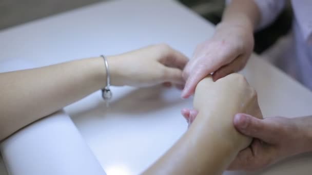 Massagem de mãos na sala de manicure — Vídeo de Stock