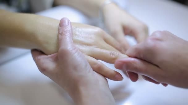 Hand massage in the manicure room — Stock Video