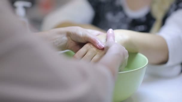 Massagem de mãos na sala de manicure — Vídeo de Stock