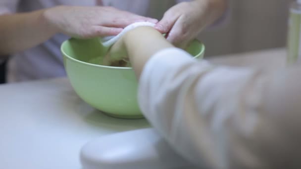 Massagem de mãos na sala de manicure — Vídeo de Stock