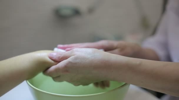 Hand massage in the manicure room — Stock Video