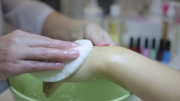 Hand massage in the manicure room — Stock Video