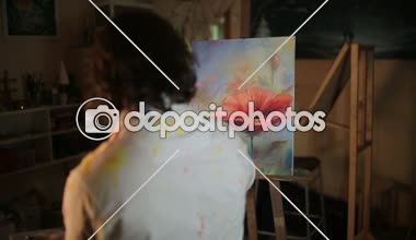 Sanatçı bir resim çizer.