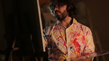 Sanatçı bir resim çizer.